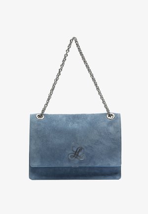 Modra usnjena torbica z zlatim verižnim naramnim trakom in kovinskim okrasnim logotipom na sprednji zaklopki, pravokotne oblike, minimalističnega dizajna.