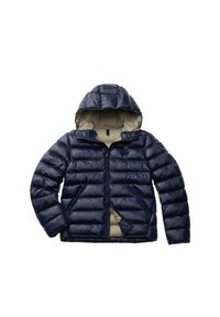 Giubbotto imbottito blu navy con cappuccio, design trapuntato e fodera beige. Dotato di zip frontale e due tasche laterali. Texture liscia e lucida.