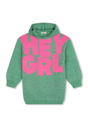 Zielony sweter dziany z dużymi różowymi literami tworzącymi napis "HEY GRL" i małym kształtem serca wewnątrz litery R, z luźnym golfem.