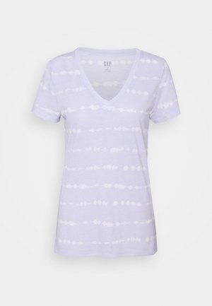 Helles Lavendel-T-Shirt mit V-Ausschnitt, das ein Batikmuster in Weiß aufweist. Mit kurzen Ärmeln und weichem Baumwollstoff.