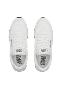 Sneaker bianchi con finitura in pelle liscia, punta rotonda, chiusura con lacci e testo del marchio sui lati. Dettagli neri sulla suola.