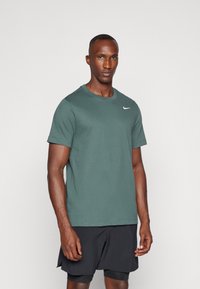 Nike Performance - TEE CREW SOLID - Sports T-shirt - vintage green Thumbnail Image 1