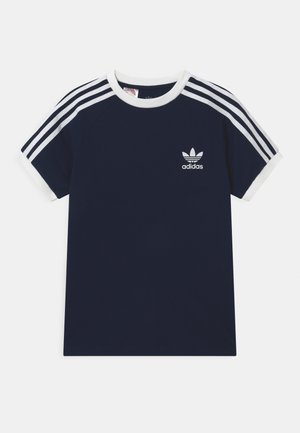Granatowy T-shirt Adidas z białym kołnierzem, mankietem, trzema białymi paskami na ramionach oraz logo Adidas na lewej piersi.