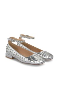 Ballet flats metallici argento con cinturino alla caviglia, caratterizzate da una serie di borchie decorative all'esterno e un tacco basso a blocco.