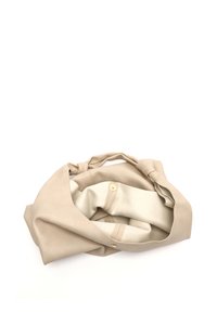 Bežna usnjena torba s mehkimi teksturami, ki ima zavezano ročico in kontrastno notranjo podlogo. Vključuje okrogel zlati gumb kot detajl.