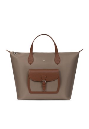 Taupe tote bag met bruin lederen handvatten en een buidelzak aan de voorkant, afgesloten met een ritssluiting aan de bovenkant.