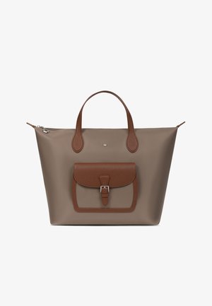 Sac fourre-tout taupe avec poignées en cuir brun et poche avant à boucle, sécurisé par une fermeture éclair en haut.
