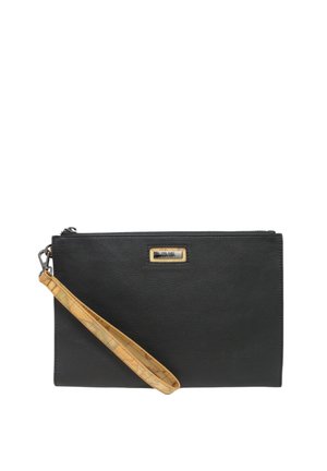 Clutch in pelle nera con finitura testurizzata, dotata di una placca logo in tono oro e una tracolla a motivo a contrasto. Chiusura con zip nella parte superiore.