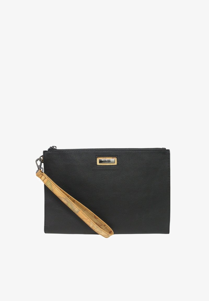 Clutch in pelle nera con finitura testurizzata, dotata di una placca logo in tono oro e una tracolla a motivo a contrasto. Chiusura con zip nella parte superiore.