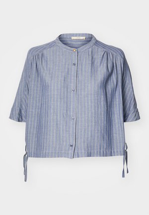 Camisa de manga curta azul com riscas, colarinho redondo, botões frontais e laços de lado. Feita de um tecido leve com uma textura suave.