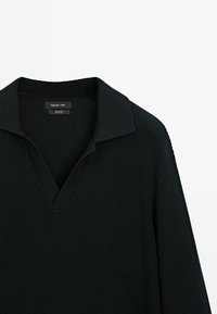 Pull noir en maille à manches longues avec col rabattable et col en V, étiquette Massimo Dutti, fabriqué à 100 % en coton.