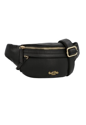 Sac banane en cuir noir avec fermeture éclair dorée, sangle réglable et logo « Gusti Leder studio » en lettres dorées.