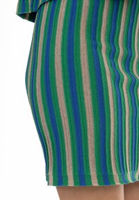 Falda de punto con rayas verticales en verde, azul y beige. Presenta una tela texturizada y un corte ajustado, que termina justo por encima de la rodilla.