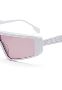 Witte zonnebril met een geometrisch montuur, voorzien van roze getinte glazen en een textuurdetail op de pootjes.