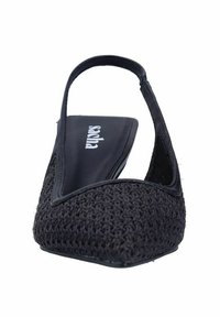 Chaussure noire à talon slingback avec une texture tissée, un bout pointu et une silhouette épurée. Présente un panneau latéral en mesh pour une meilleure respirabilité.