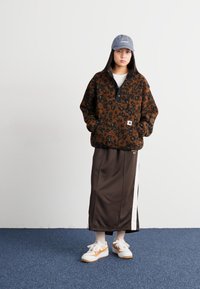 Carhartt WIP ELLIOT HIGH NECK LINER - Pulover iz flisa - camo leo/tamarind/black