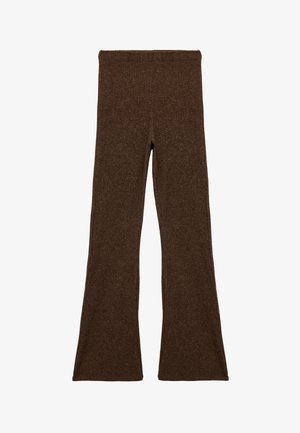 Bruine geribbelde flared leggings met een rekbare tailleband. De stof heeft een zachte textuur en een consistent patroon gedurende het hele kledingstuk.