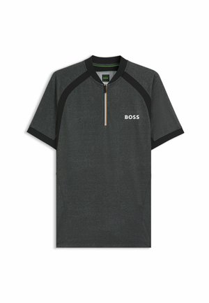 Mörkgrå kortärmad polo med silverfärgad dragkedja vid halsen. Har svarta axelapplikationer och "BOSS"-logotypen i vitt på framsidan.