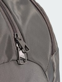 Zaino grigio con superficie in tessuto strutturato, dotato di doppia cerniera e cursori per cerniera distinti. Il design è lineare e funzionale.