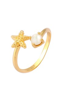Goldring mit einer strukturierten Seestern-Akzent und einer runden Perle, Basis aus 925er Sterlingsilber, glatte Oberfläche, minimalistisches Design.
