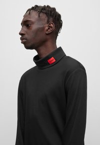 HUGO DEROLLO - Maglietta a manica lunga - black
