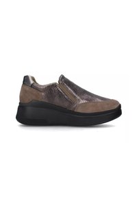 Scarpe brown slip-on realizzate con un mix di pelle scamosciata e materiale testurizzato, dotate di pannelli laterali elasticizzati e una suola nera spessa.