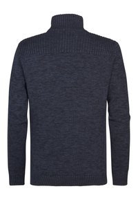 Marineblauer gestrickter Pullover mit hohem Kragen und geripptem Muster am Hals und an den Ärmelbündchen. Aus einem einfarbigen, weichen Stoff ohne sichtbare Muster gefertigt.