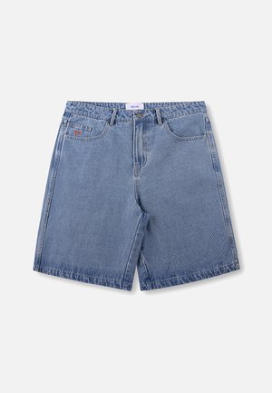 Niebieskie szorty z denimu z pętlami na pasek, przednimi kieszeniami, zapięciem na guziki oraz małą pomarańczową haftem na lewej kieszeni.