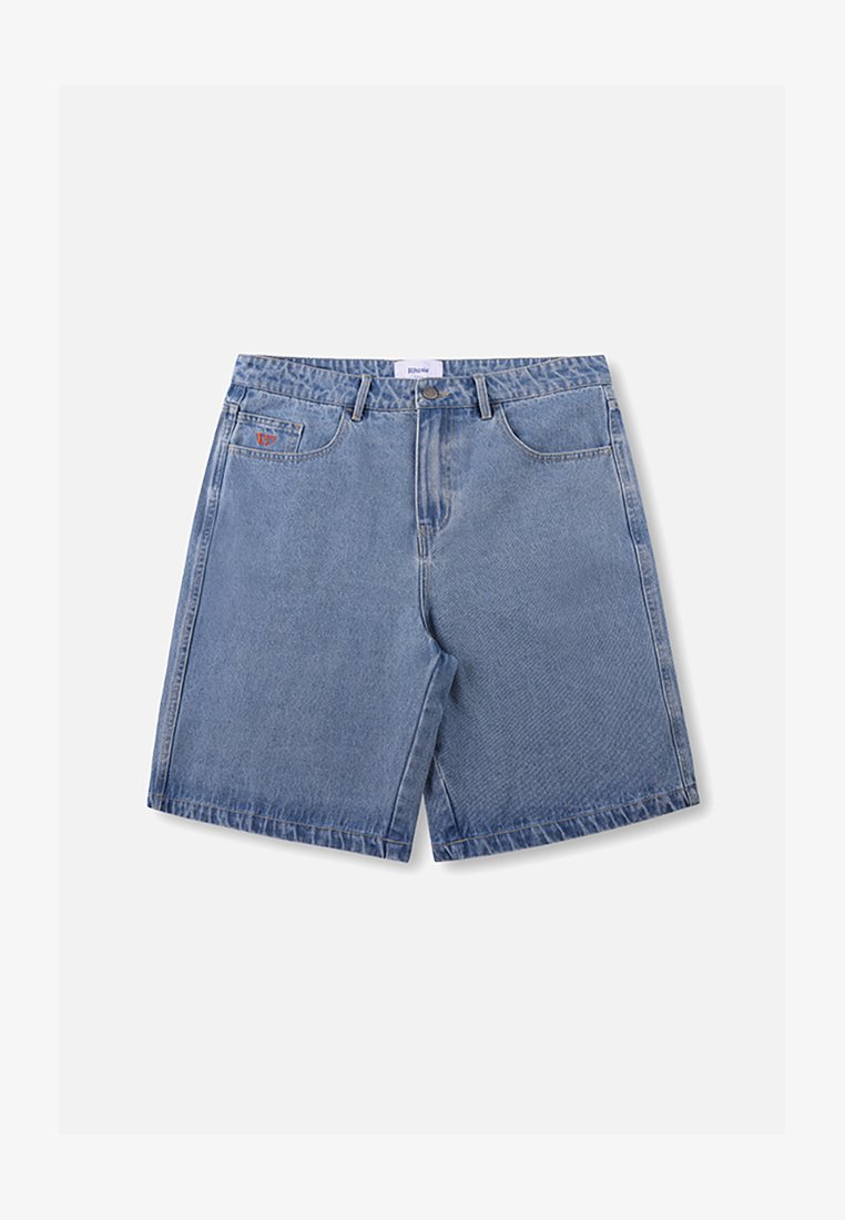 Shorts en jean bleu avec passants de ceinture, poches avant, fermeture par bouton et petite broderie orange sur la poche gauche.