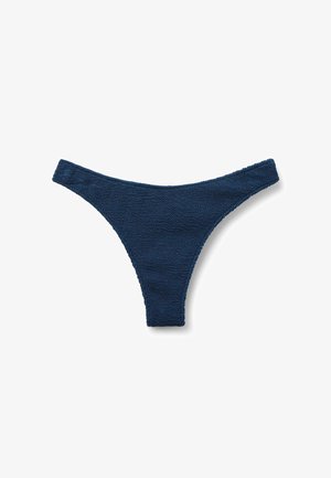 Dunkelblauer, strukturierter Stoff, Bikinihose für Damen mit hohem Beinausschnitt vor weißem Hintergrund.