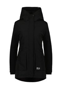 Černá voděodolná bunda s vysokým límcem, dvěma předními kapsami a zipovým zapínáním. Na spodní levé straně je umístěná nášivka s logem.