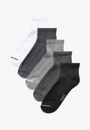 Cinque paia di calzini alla caviglia in bianco, blu navy, grigio chiaro, grigio scuro e nero. Realizzati in tessuto con polsini a coste e tonalità varie.