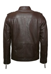 Braune Lederjacke mit aufgestelltem Kragen, Reißverschlussärmeln, Schulterklappen und einer glatten Textur mit verstärkten Nähten.