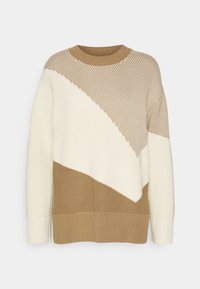 Svetr s barevným blokem v béžové a bílé barvě, kulatým výstřihem a dlouhými rukávy, s různými pletenými vzory.