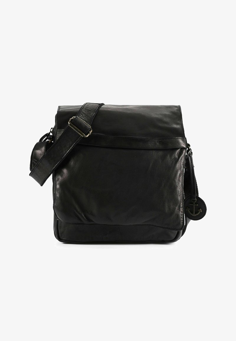 Borsa a tracolla in pelle nera con chiusura a patta, tracolla regolabile e un ciondolo rotondo a forma di ancora attaccato alla cerniera.