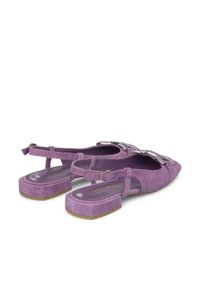 Scarpe slingback in suede viola con punta affusolata, tacco a blocco e un dettaglio decorativo di fiocco in strass sulla parte frontale.