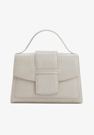 Pequeño bolso beige con textura de cocodrilo, forma rectangular, asa superior y gran solapa frontal con cierre de hebilla a juego texturizada.