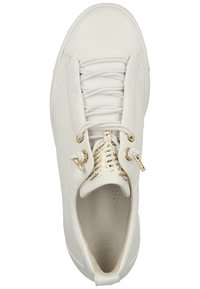 Baskets en cuir blanc avec une accent en or texturé sur la languette, lacets plats et bout rond. L'intérieur présente une semelle rembourrée.