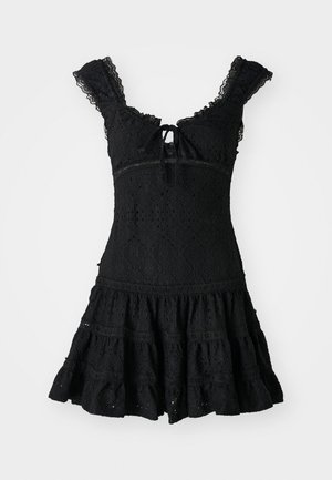 Schwarzes Spitzenkleid mit tailliertem Oberteil, Rüschensäumen und schwingendem Rock. Verfügt über ein Schlüsselaugen-Bindungsdetail und aufwendige Blumenmuster.