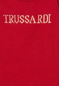 Maglione rosso con texture a maglia e scollatura tonda, con la scritta "TRUSSARDI" in lettere crema a contrasto.