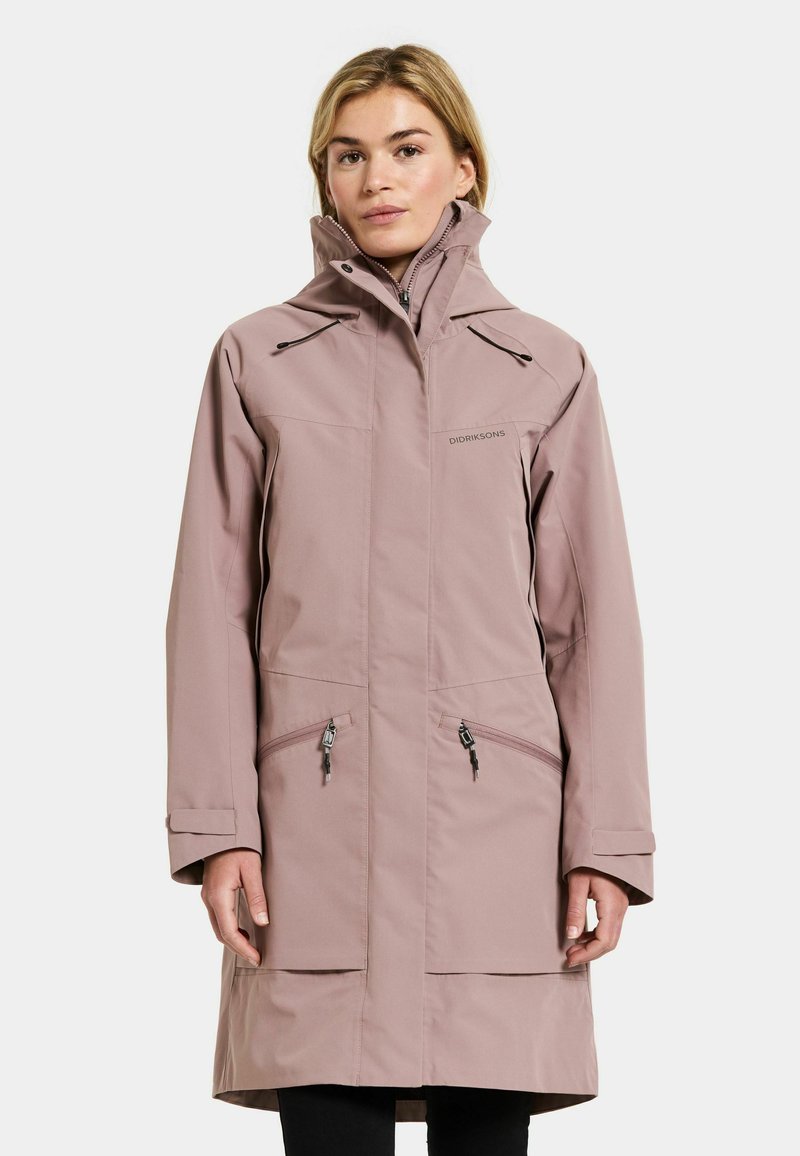 Lång, rosa vattentät jacka med dragkedjefickor, hög krage och justerbara dragsnören. Slät tyg med en modern, strömlinjeformad design.