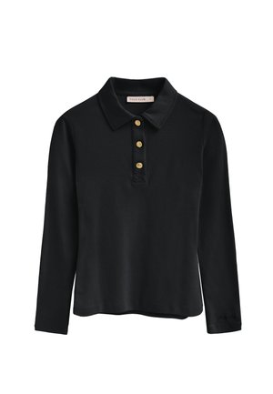 Zwarte polo met lange mouwen, voorzien van een kraag, vier gouden knopen en een subtiele logo-accent op de mouw, gemaakt van zachte stof.