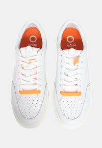 Sneakers in pelle bianca con dettagli perforati, lacci piatti e accenti arancioni sulla linguetta e sulla soletta. Design minimalista.