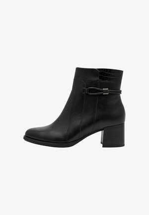 Bottines en cuir noir avec un embout rond, un talon bloc de taille intermédiaire et un détail texturé en motif crocodile sur le dessus. Présente des éléments décoratifs.
