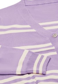 Cardigan a righe lavanda e bianche con scollatura a V, caratterizzato da polsini a costine e un bottone decorativo a forma di fiore argentato sul davanti.