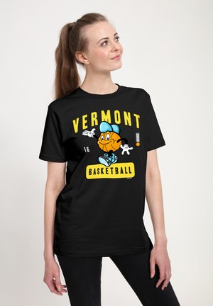 Černé bavlněné tričko s barevným kresleným postavičkem basketbalu, texty "VERMONT" a "BASKETBALL" v tučném žlutém písmu.