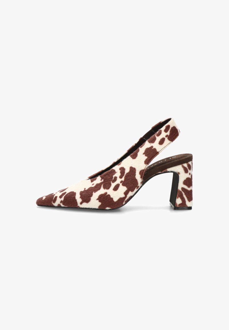 Zapato tipo slingback con punta aguja en estampado de piel de vaca, que presenta colores marrón y crema. Superficie texturizada y tacón cuadrado para mayor estabilidad.