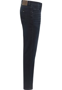 Blugi denim slim fit, albastru închis, arătați din profil, cu buzunare față și spate și o etichetă de brand din piele maro pe talie.