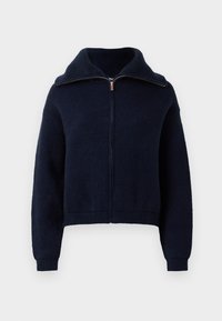 Marineblå zip-up genser med høy krage, lange ermer og ribbestrikkede mansjetter og nederkant mot en hvit bakgrunn.