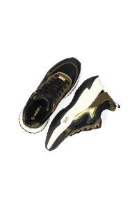 Svarta och olivgröna sneakers i mesh och läder, med en vit sula, texturerade detaljer och svarta snören.